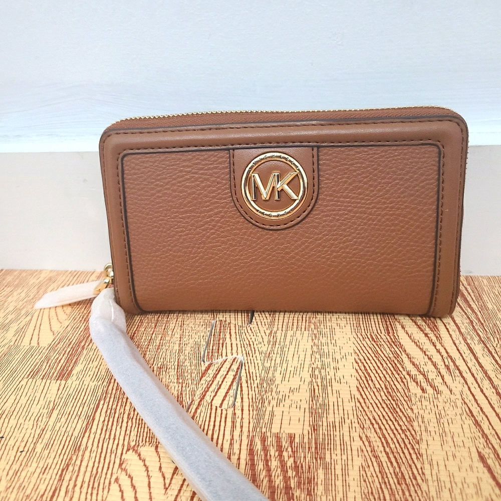 Micheal kors MK Samira Large Pebbled Wristlet